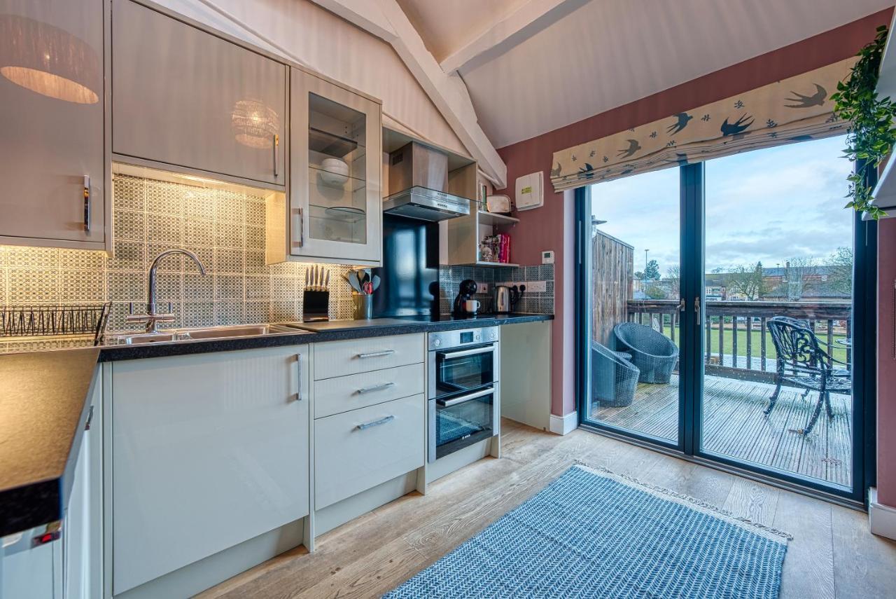 Ashcroft Loft By Timeless Stays - Stunning 3 Bedroom, 2 Bathrooms, Charming Central Apartment Featuring A Balcony Cirencester Buitenkant foto